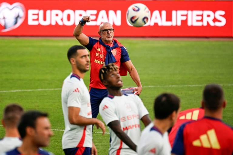 Le sélectionneur espagnol Luis de la Fuente lors d'une séance d'entraînement de la Roja avant d'affronter la Bulgarie en match de qualification pour le Mondial-2026, le 3 septembre 2025 à Sofia
