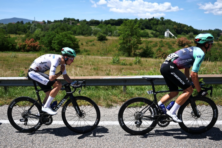 Paul Seixas (G) après sa chute, dans la roue de son coéquipier suisse Stefan Bissegger, lors de la 7e étape du Tour Auvergne-Rhône-Alpes, entre La Bridoire et le Grand Colombier, le 13 juin 2026