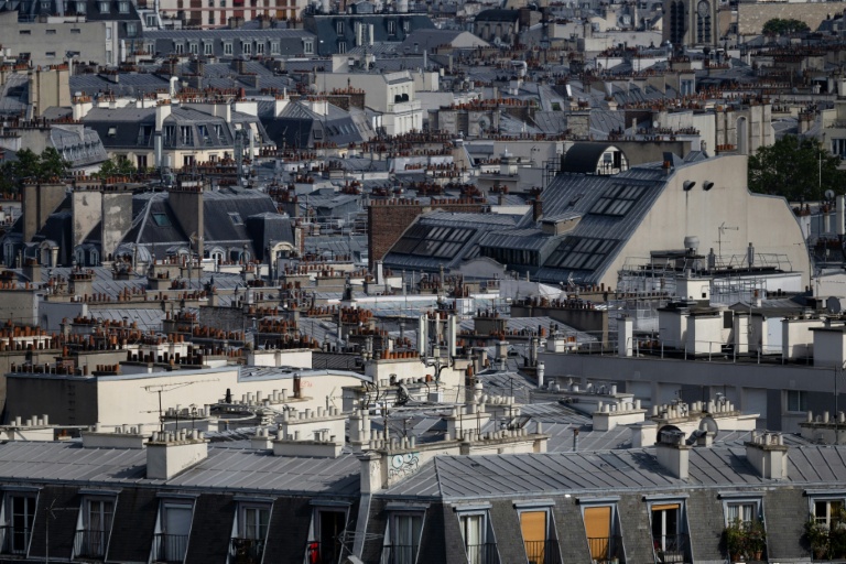 Les toits en zinc de Paris, le 26 juin 2026 lors d'un épisode de fortes chaleurs