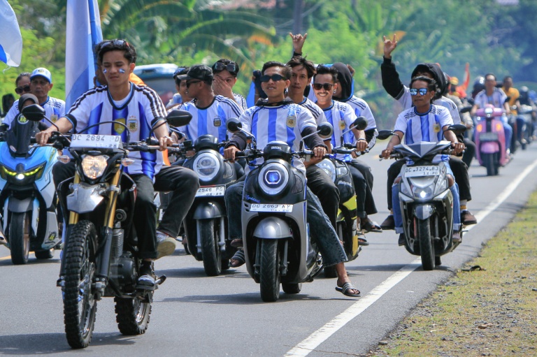 Des fans de l'équipe d'Argentine de football défilent en deux-roues à Polewali Mandar, dans la province de Sulawesi occidental, en Indonésie, le 11 juin 2026