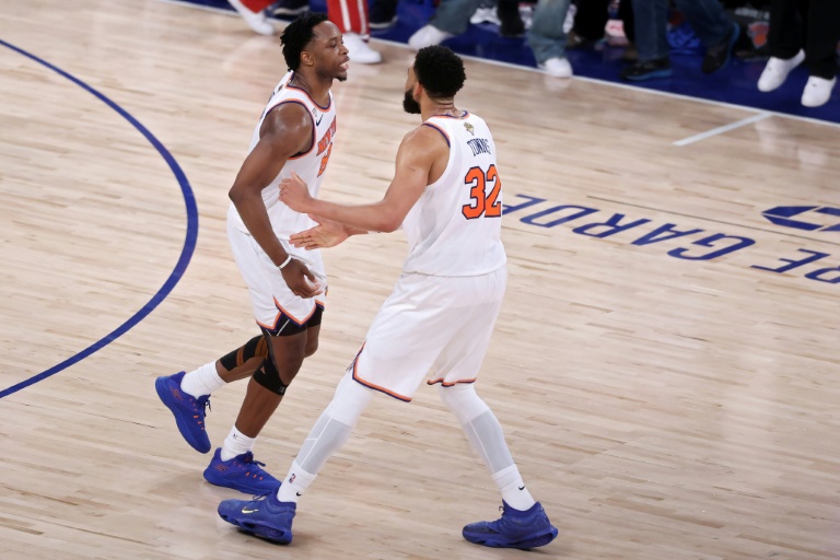 OG Anunoby, l'ailier des New York Knicks, célèbre son panier décisif marqué dans les dernières secondes du quatrième quart-temps face aux San Antonio Spurs, aux côtés de son équipier Karl-Anthony Towns (c.), lors du quatrième match de la finale de la NBA 2026, à New York, le 10 juin 2026
