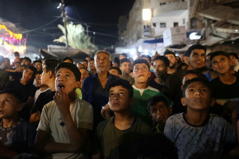 Des Palestiniens suivent le match Belgique-Egypte du Mondial de football, à Gaza le 15 juin