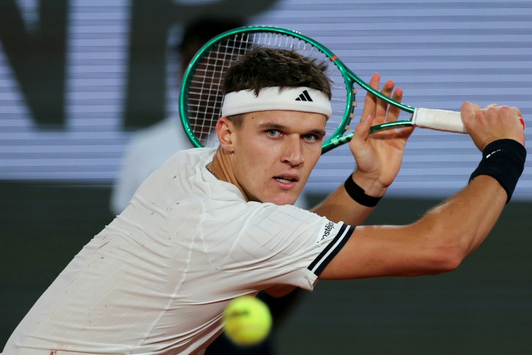 Le Tchèque Jakub Mensik en quarts de finale de Roland-Garros contre le Brésilien Joao Fonseca le 2 jjin 2026 à Paris