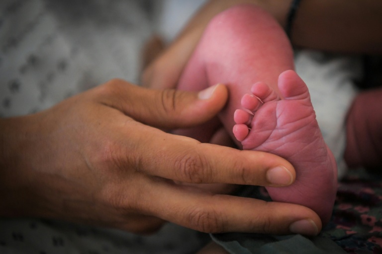 Pour établir cette projection, l'Insee s'est appuyé notamment sur l'hypothèse d'un indicateur conjoncturel de fécondité qui poursuivrait sa baisse de 1,56 enfant par femme en 2025 à 1,45 en 2028
