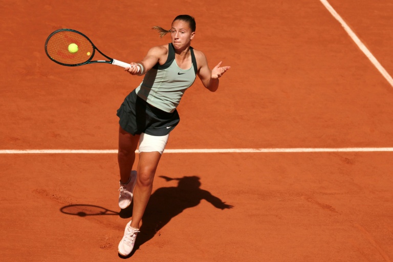 La Française Diane Parry en huitième de finale de Roland-Garros contre la Polonaise Maja Chwalinska le 1er juin 2026 à Paris