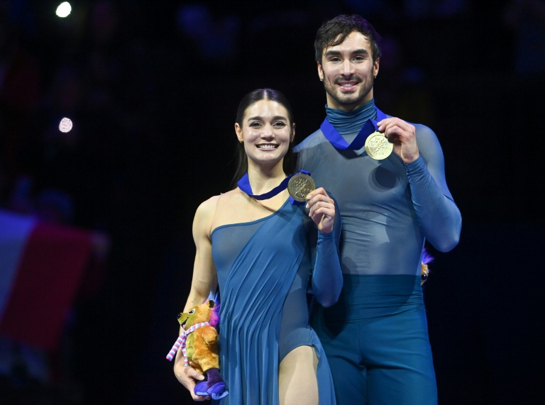 Les patineurs Guillaume Cizeron et Laurence Fournier Beaudry avec leur médaille d'or aux Championnats du monde à Prague, le 28 mars 2026