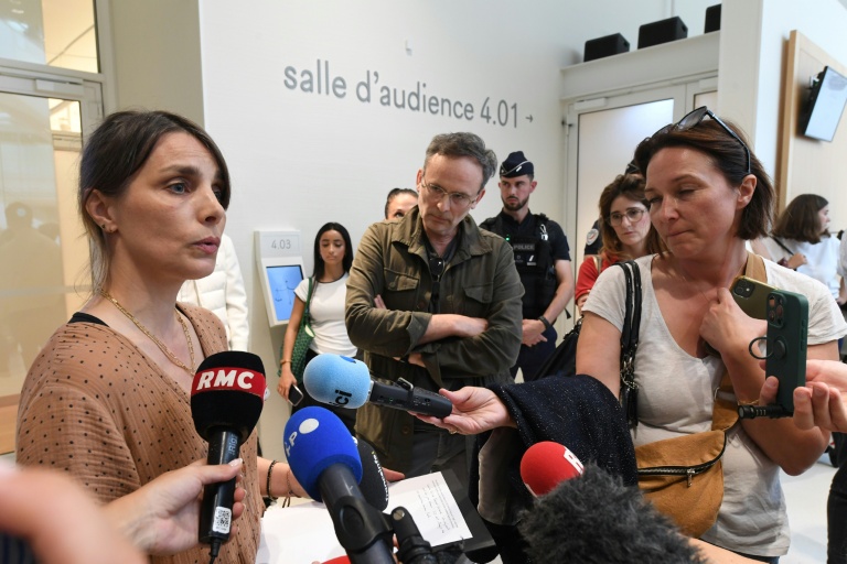 Pénélope Ponchelet (g), mère de l'une des enfants et Manuel Meulenyse, père d'un des cinq enfants, s'adressent à la presse au tribunal de Paris après la relaxe d'un animateur de périscolaire accusé d'agressions sexuelles sur mineurs, le 16 juin 2026