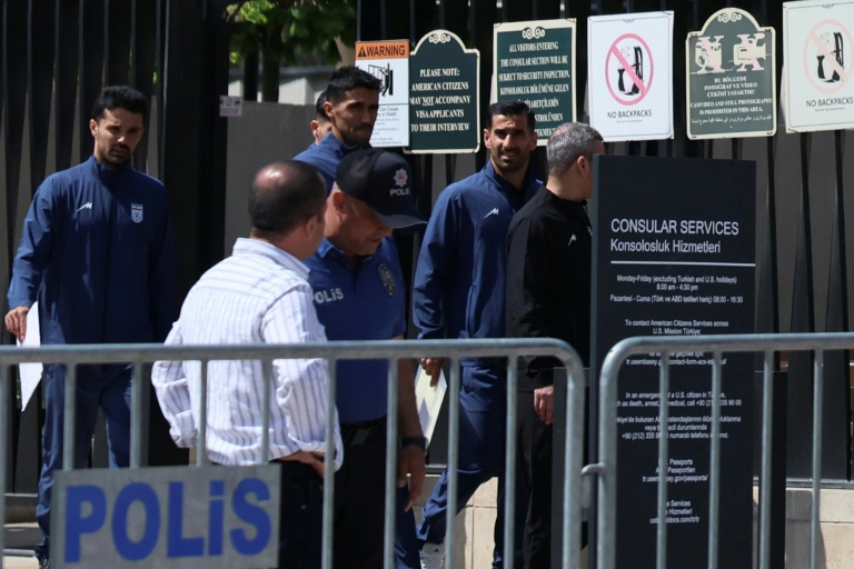 Les joueurs de l'équipe nationale d'Iran de football, ainsi que des membres de leur délégation, à l'ambassade des États-Unis à Ankara, après avoir déposé leur demande de visa pour la Coupe du monde, le 21 mai 2026