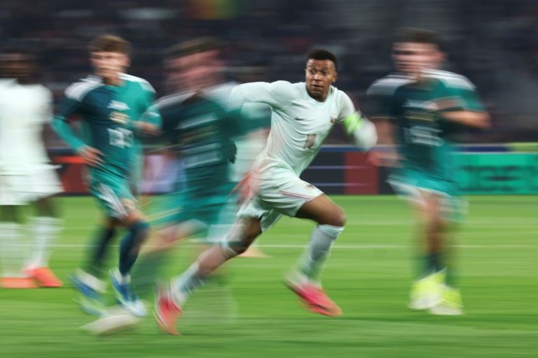 Kylian Mbappe effectue un appel lors de la victoire des Bleus contre l'Irlande du Nord (3-1), le 8 juin 2026 à Villeneuve-d'Ascq