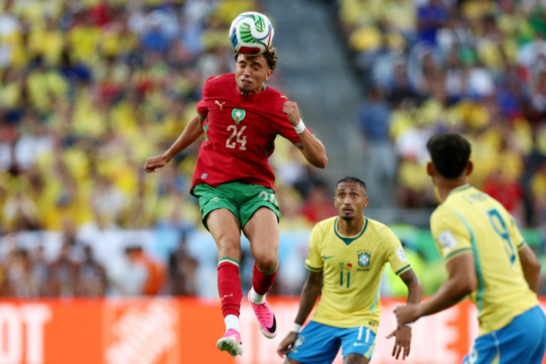 Le Marocain Neil el-Aynaoui reprend un ballon de la tête contre le Brésil, le 13 juin à East Rutherford