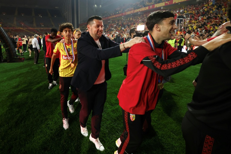 Pierre Sage (C) l'entraîneur de Lens en partance après une saison, lors de la victoire en finale de la Coupe de France, lors des célébrations au stade Bollaert, le 22 mai 2026