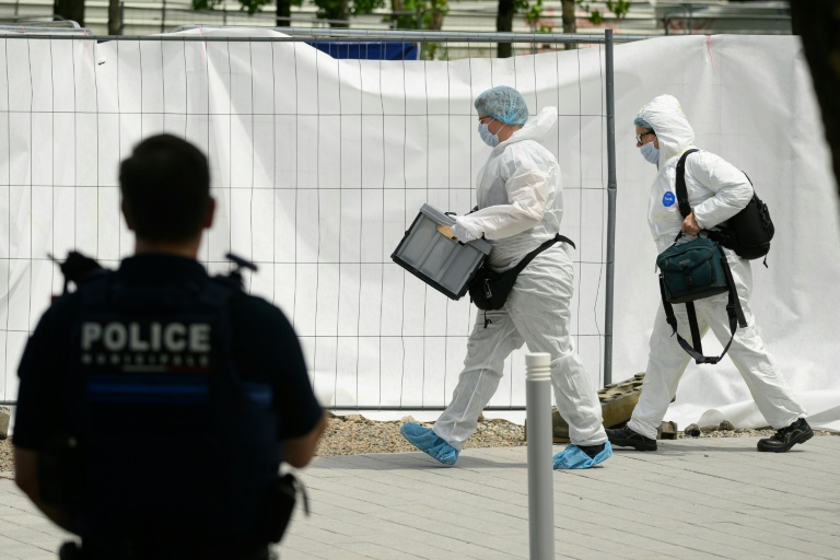 Des membres de la police scientifique recherchent des indices après qu'un jeune homme a été abattu par balle dans un quartier populaire à Nantes, le 4 juin 2026 en Loire-Atlatnique