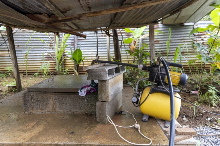 Un puits creusé près d'une maison et la pompe électrique qui permet de tirer l'eau, le 6 juin 2026 à Savane, un quartier de Matoury, en périphérie de Cayenne