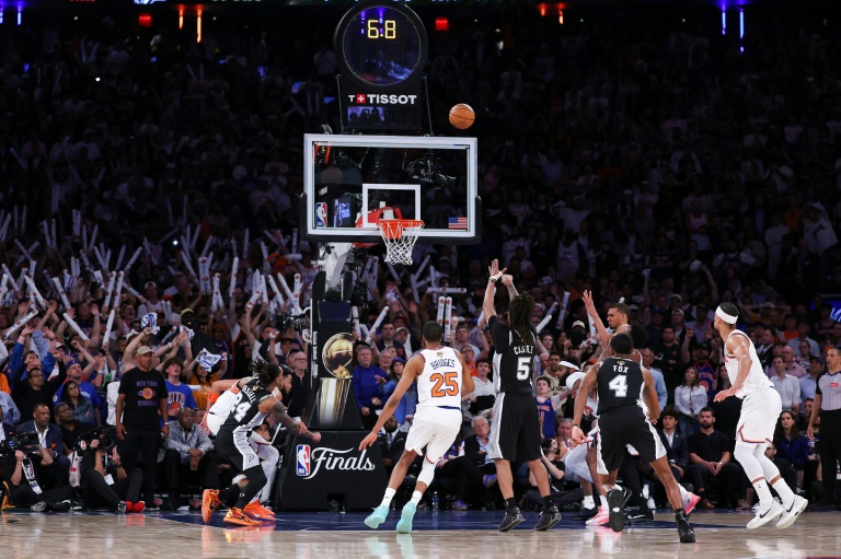 Stephon Castle marque un lancer franc crucial en toute fin de match lors de la victoire de San Antonio à New York au 3e match des finales NBA, le 8 juin 2026