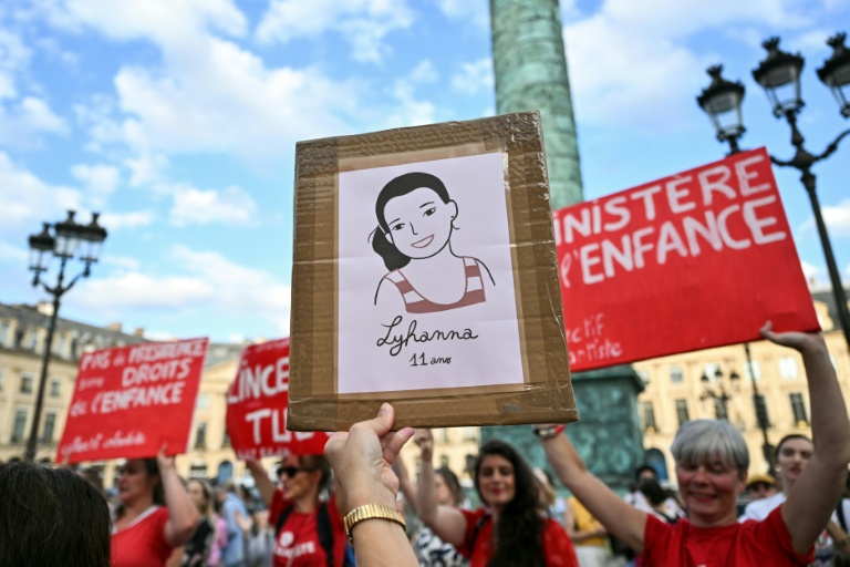 Manifestation devant le ministère de la Justice, place Vendôme à Paris, pour réclamer une loi contre les violences faites aux mineurs après le décès de la collégienne Lyhanna, le 29 juin 2026