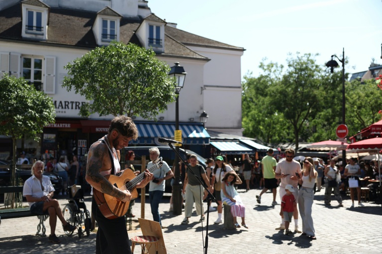Le guitariste et chanteur franco-britannique Nick Mallen joue dans le quartier Montmartre à Paris pour la Fête de la musique, le 21 juin 2025