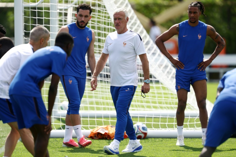 Le sélectionneur français Didier Deschamps, entouré notamment des attaquants Rayan Cherki et Michael Olise, lors d'un entraînement des Bleus lundi 15 juin 2026 à East Hanover (New Jersey), à la veille d'affronter le Sénégal