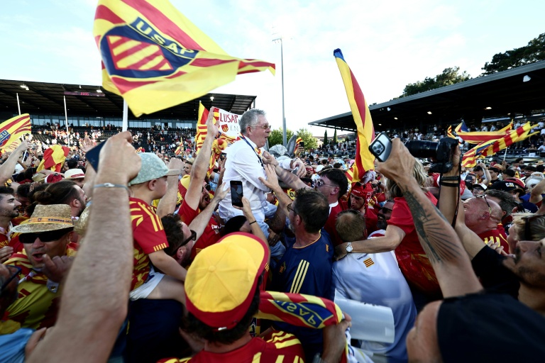 Le président de Perpignan Francois Riviere porté en triomphe par les supporters de son club, après le maintien de l'Usap en Top 14, à Aix-en-Provence, le 14 juin 2026