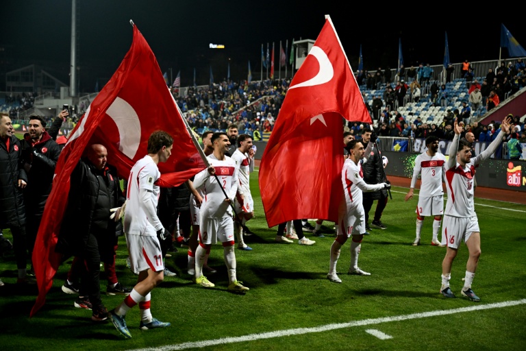 La joie des joueurs turcs après le barrage de qualification pour le Mondial-2026 remporté face au Kosovo, le 31 mars 2026 à Pristina