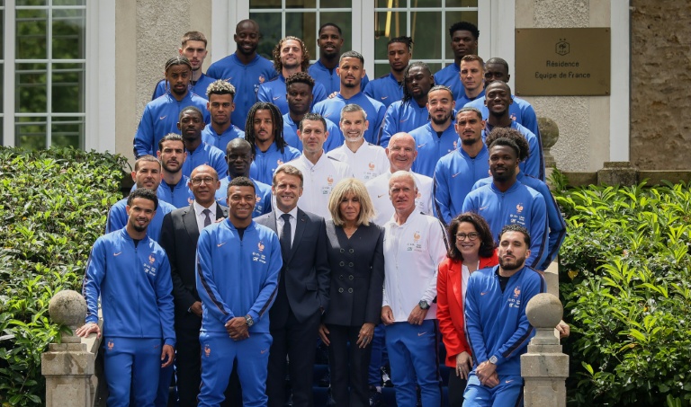 Le président français Emmanuel Macron et son épouse Brigitte Macron lors de leur visite à l'équipe de France à Clairefontaine mardi.
