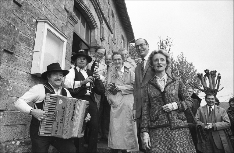 Bernadette Chirac, avec son mari et sa fille ainée, devant la mairie de Sarran, en 1981