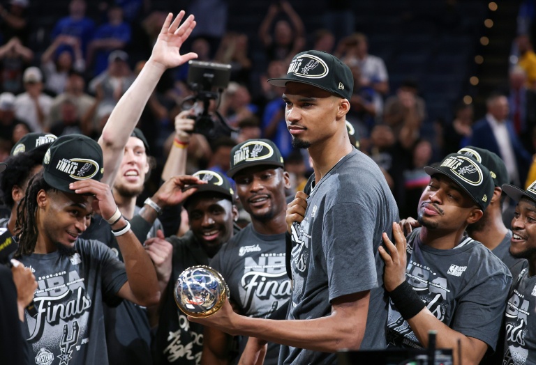 Victor Wembanyama, l'ailier fort français des San Antonio Spurs, après avoir reçu le trophée 