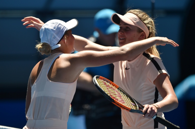 Marta Kostyuk (à gauche) et Elina Svitolina (à droite), lors du tout premier duel entre les deux joueuses ukrainiennes à l'Open d'Australie, le 19 janvier 2018, à Melbourne