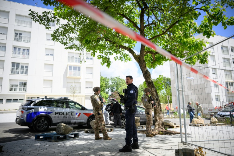 Des soldats montent la garde près du lieu où un jeune homme a été abattu dans un quartier populaire de Nantes, le 4 juin 2026 en Loire-Atlantique