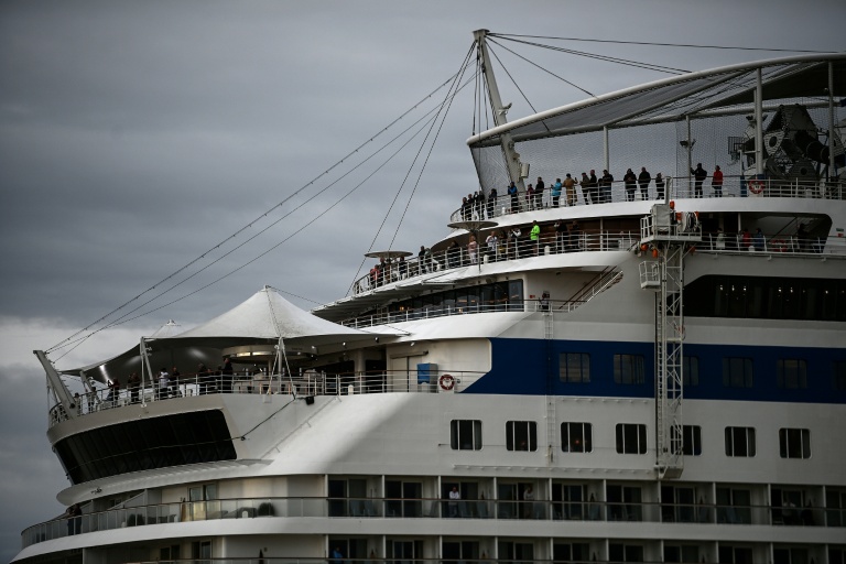 Le navire de croisière Aidaluna navigue sur la Garonne en direction du port de Bordeaux, le 16 mai 2026