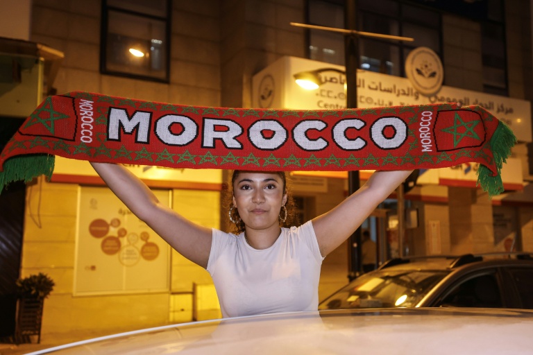 Une supportrice des Lions de l'Atlas célèbre la qualification du Maroc contre les Pays-Bas en seizièmes de finale de la Coupe du monde 2026, à Rabat, le 30 juin 2026