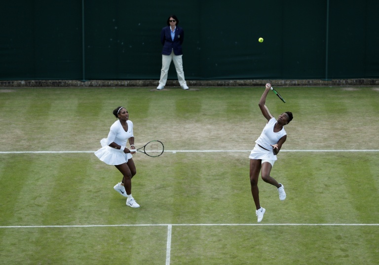 Les soeurs américaines Serena (gauche) et Venus (droite) Williams lors du tournoi en double de Wimbledon 2016, dans la banlieue de Londres, le 2 juillet 2016