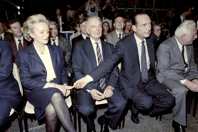 Le Premier ministre et candidat à la présidentielle Jacques Chirac (D) fait passer un mot à son épouse Bernadette lors d'un meeting de campagne, le 6 mai 1988 à  Aulnat, dans le Puy-de-Dôme