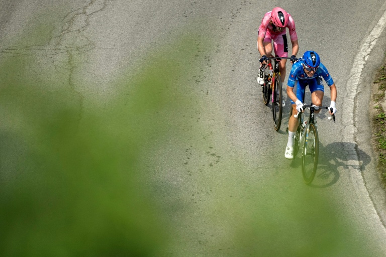 Demi Vollering (en bleu) devant Anna van Der Breggen lors de la 9e et dernière étape du Tour d'Italie féminin le 7 juin 2026 autour de Saluzzo. La Néerlandaise, qui comptait 50 secondes de retard au général au départ de l'étape, a renversé sa compatriote et décroché le premier Giro de sa carrière