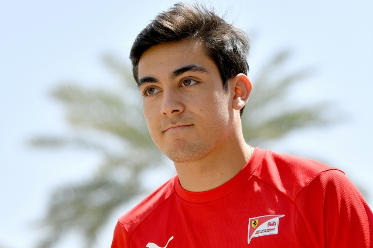 Giuliano Alesi arpente le paddock de Formule 1 sur le circuit de Sakhir, à Bahreïn, le 28 mars 2019