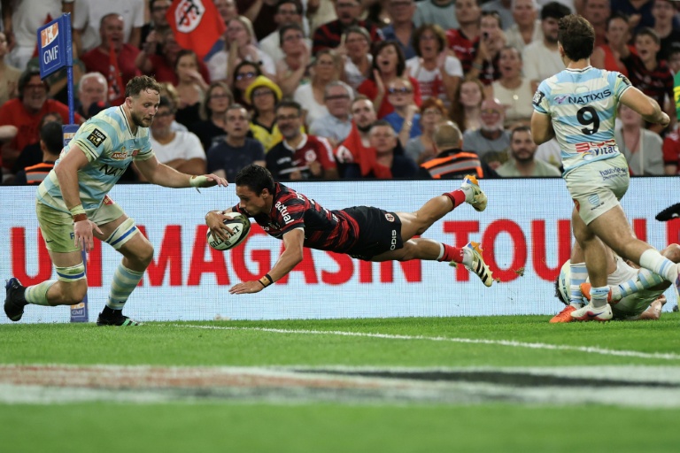 L'arrière toulousain Ange Capuozzo inscrit un essai face au Racing 92, en demi-finale du Top 14 à Marseille, le 19 juin 2026
