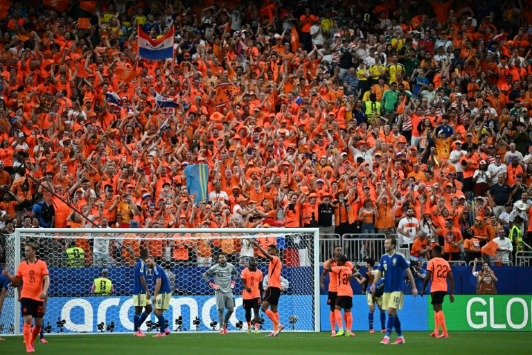 Le joueur des Pays-Bas Cody Gakpo (numéro 11) célèbre son but, le 4e de son équipe, devant une tribune de fans néerlandais, lors de la victoire contre la Suède en Coupe du monde, le 20 juin 2026 à Houston