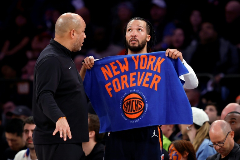 Jalen Brunson et son père Rick Brunson, entraîneur assistant des New York Knicks, lors du premier tour des playoffs de NBA face aux Philadelphia 76ers, le 22 avril 2024, à New York