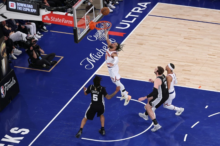 Jalen Brunson inscrit un panier pour les New York Knicks lors du match 4 de la finale NBA contre les San Antonio Spurs, le 10 juin 2026 à New York