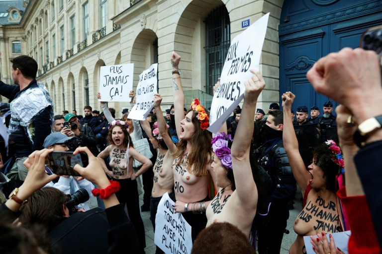 Des membres du groupe international d'activistes féministes radicales FEMEN participent à une manifestation mettant en cause la justice dans l'affaire Lyhanna, place Vendôme, devant le ministère de la Justice à Paris, le 8 juin 2026