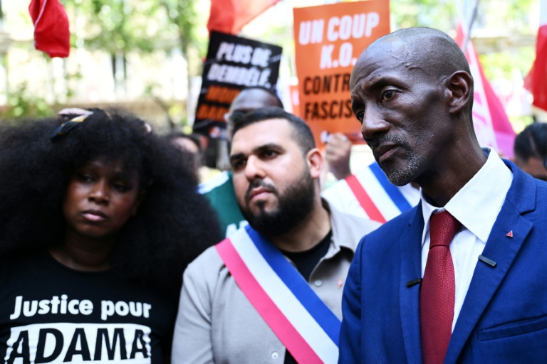 L’activiste et dirigeante du Comité Vérité et Justice pour Adama, Assa Traoré (g), et le maire LFI de Saint-Denis, Bally Bagayoko (d), participent à une marche contre le racisme et l’extrême droite, le 21 juin 2026 à Paris