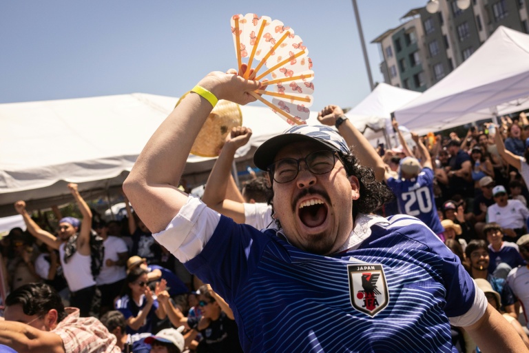 Un supporter du Japon exulte lors de l'égalisation des Samouraïs bleu en fin de match, dans une fan zone du quartier de 