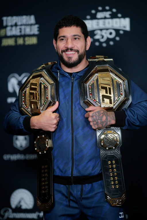 Le combattant brésilien, ancien tenant du titre des poids mi-lourds de l'UFC, face aux médias lors journée de promotion de l'UFC Freedom 250, le 10 juin 2026 à Washington