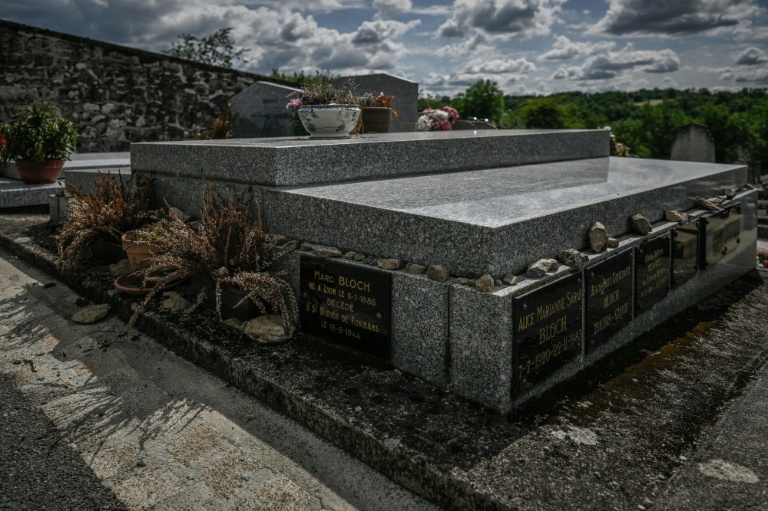 La sépulture de l'historien-résistant Marc Bloch au cimetière de Le Bourg-d'Hem, dans la Creuse, le 1er juin 2026