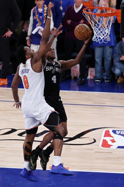 De'aaron Fox (c.), le meneur des San Antonio Spurs, face à OG Anunoby (g.), l'ailier des New York Knicks, au cours du quatrième quart-temps du quatrième match de la finale de la NBA 2026, disputé au Madison Square Garden, le 10 juin 2026