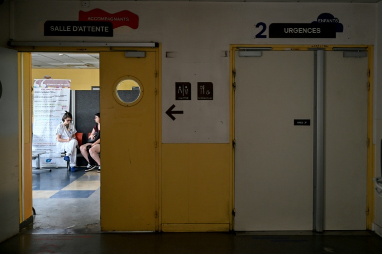Une infirmière reçoit un patient au service des urgences pédiatriques du CHU de Montpellier, le 2 juin 2026 dans l'Hérault