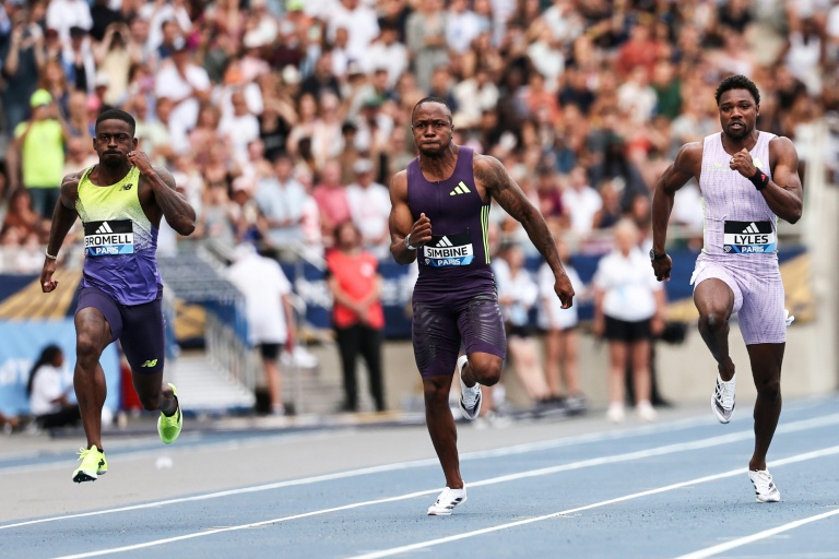 De gauche à droite, Trayvon Bromell, Akani Simbine et Noah Lyles, respectivement 1er, 4e et 2e du 100 m du meeting de Ligue de diamant de Paris le 28 juin 2026 au stade Charléty