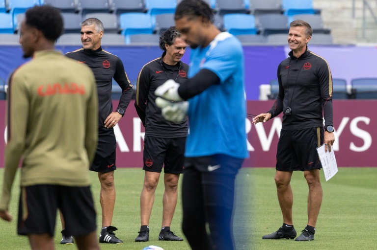 Le sélectionneur du Canada Jesse Marsch (D) lors d'un entraînement des 