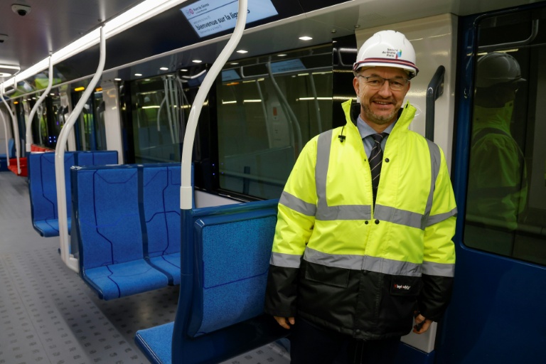 Le président du directoire de la SGP, Jean-François Monteils, dans le premier train de la future ligne 15, le 28 novembre 2023, à Champigny-sur-Marne dans le Val-de-Marne
