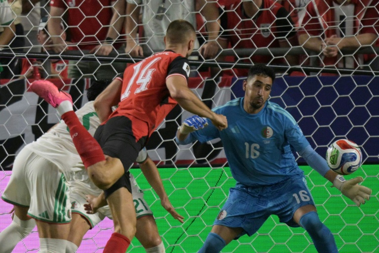 Le joueur de l'Autriche Sasa Kalajdzic (de dos) a égalisé dans le temps additionnel fac eà l'Algérie, le 27 juin 2026 à Kansas City