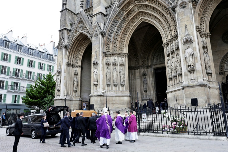 Des porteurs transportent le cercueil de Bernadette Chirac, veuve de l'ancien président français Jacques Chirac, au début de la cérémonie funéraire à la basilique Sainte-Clotilde, à Paris, le 12 juin 2026
